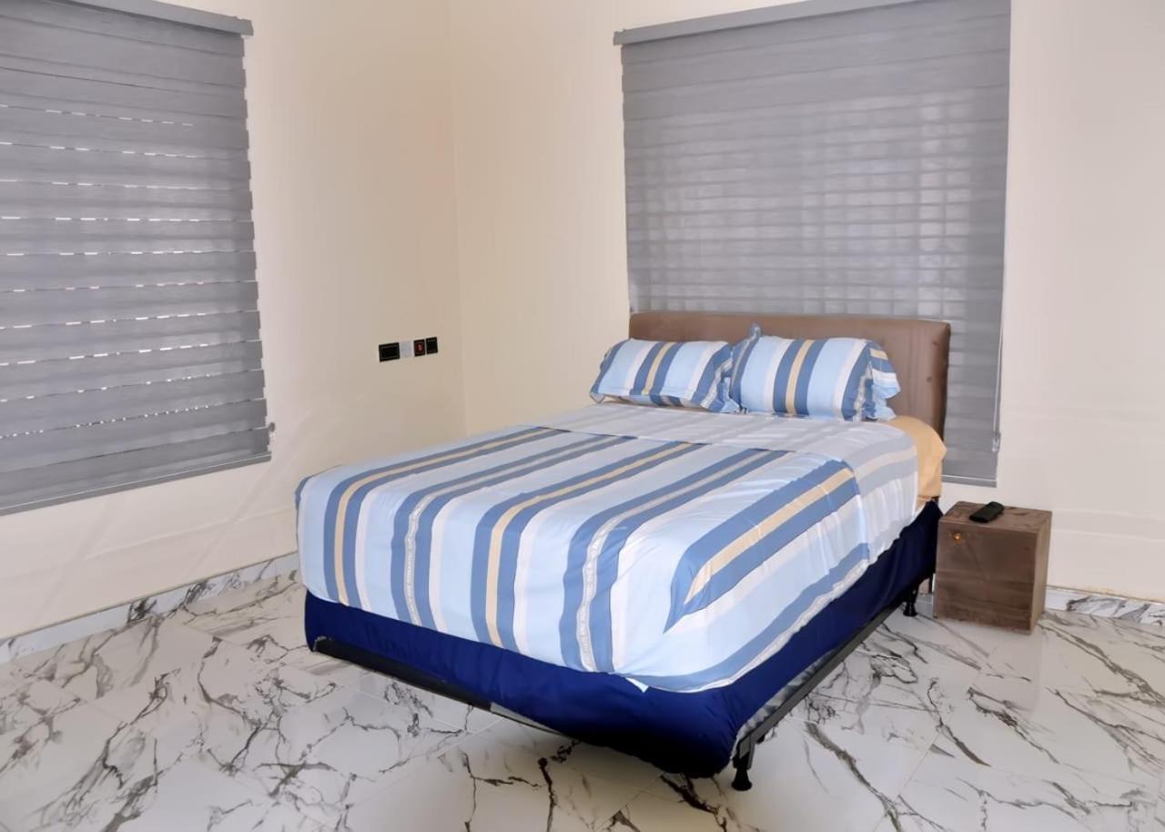 Hotel Queens Place à Accra Extérieur photo