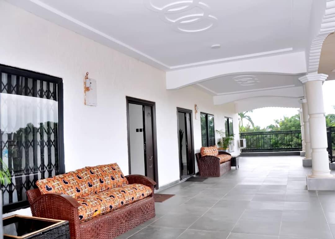 Hotel Queens Place à Accra Extérieur photo