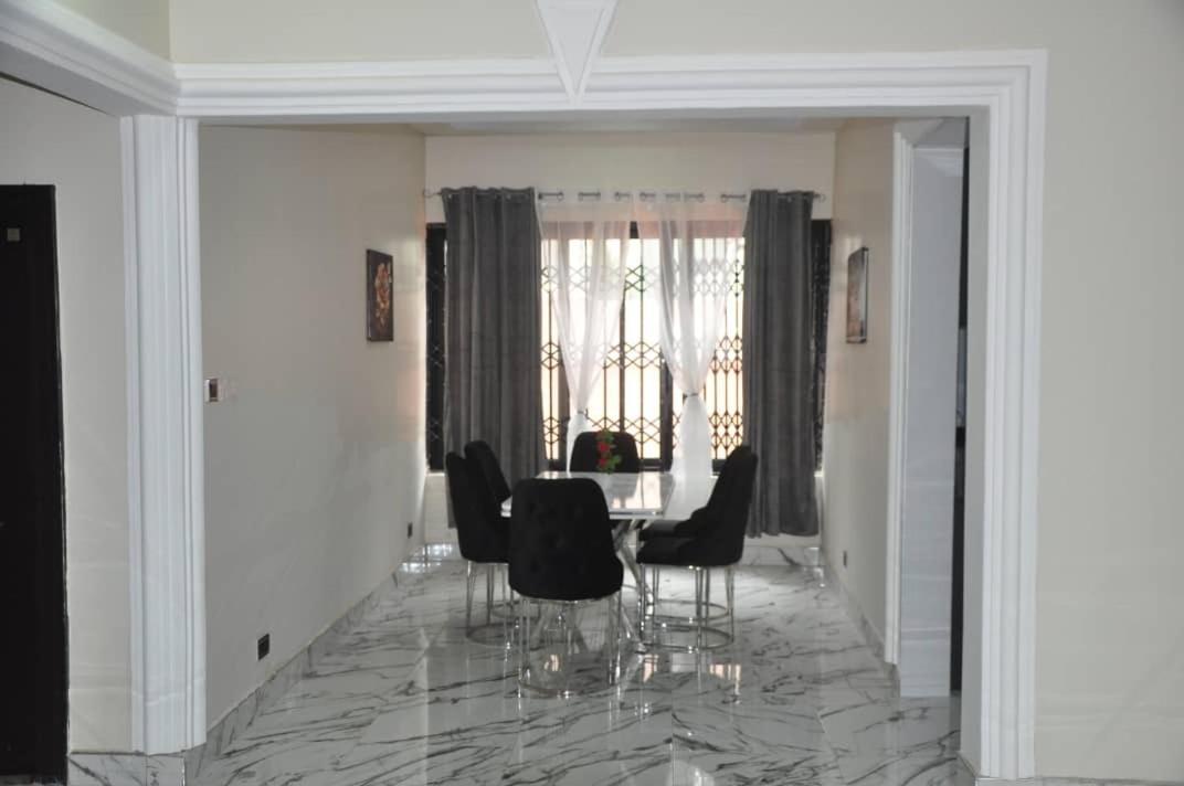 Hotel Queens Place à Accra Extérieur photo