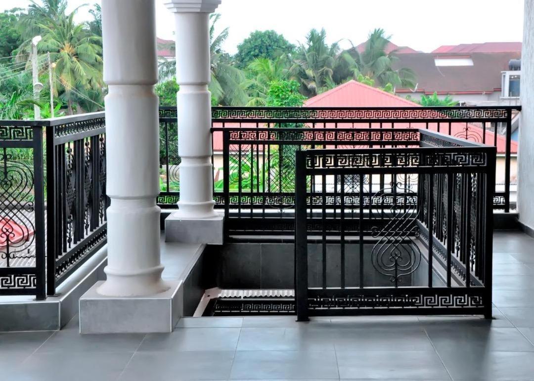 Hotel Queens Place à Accra Extérieur photo