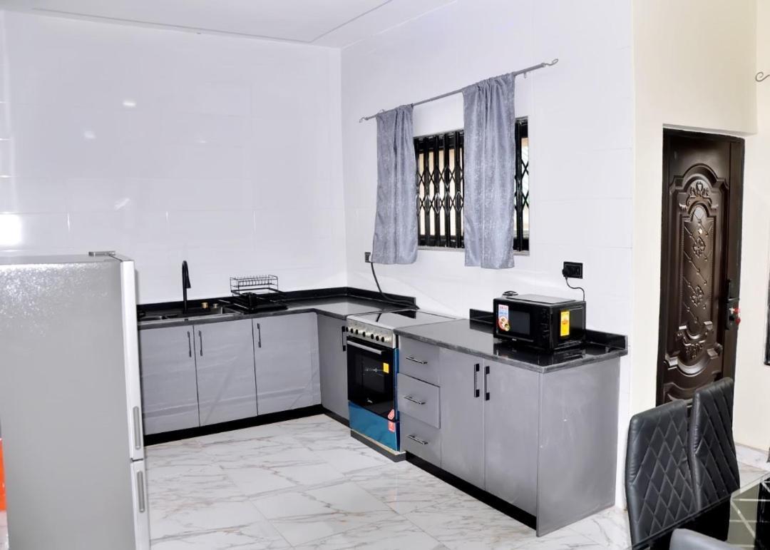 Hotel Queens Place à Accra Extérieur photo