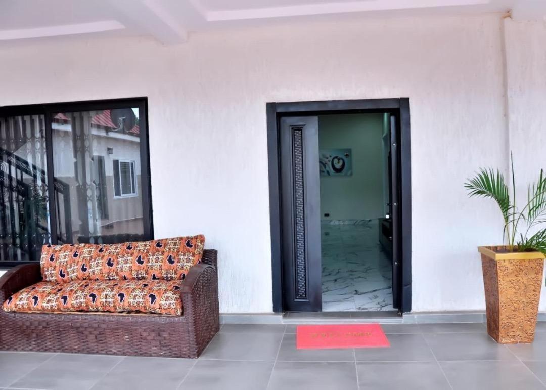 Hotel Queens Place à Accra Extérieur photo