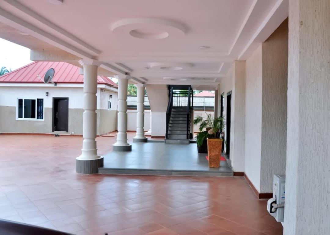 Hotel Queens Place à Accra Extérieur photo