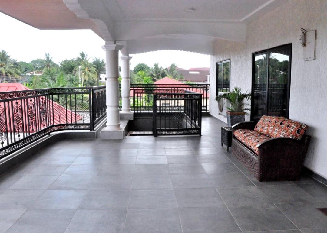 Hotel Queens Place à Accra Extérieur photo