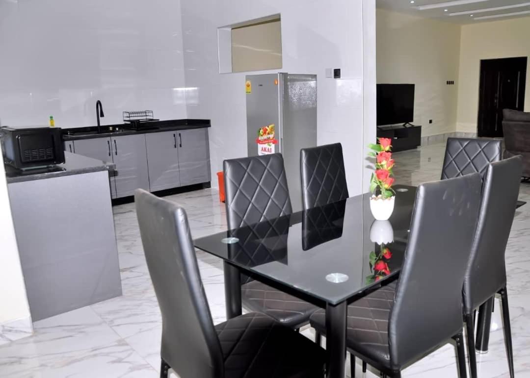 Hotel Queens Place à Accra Extérieur photo