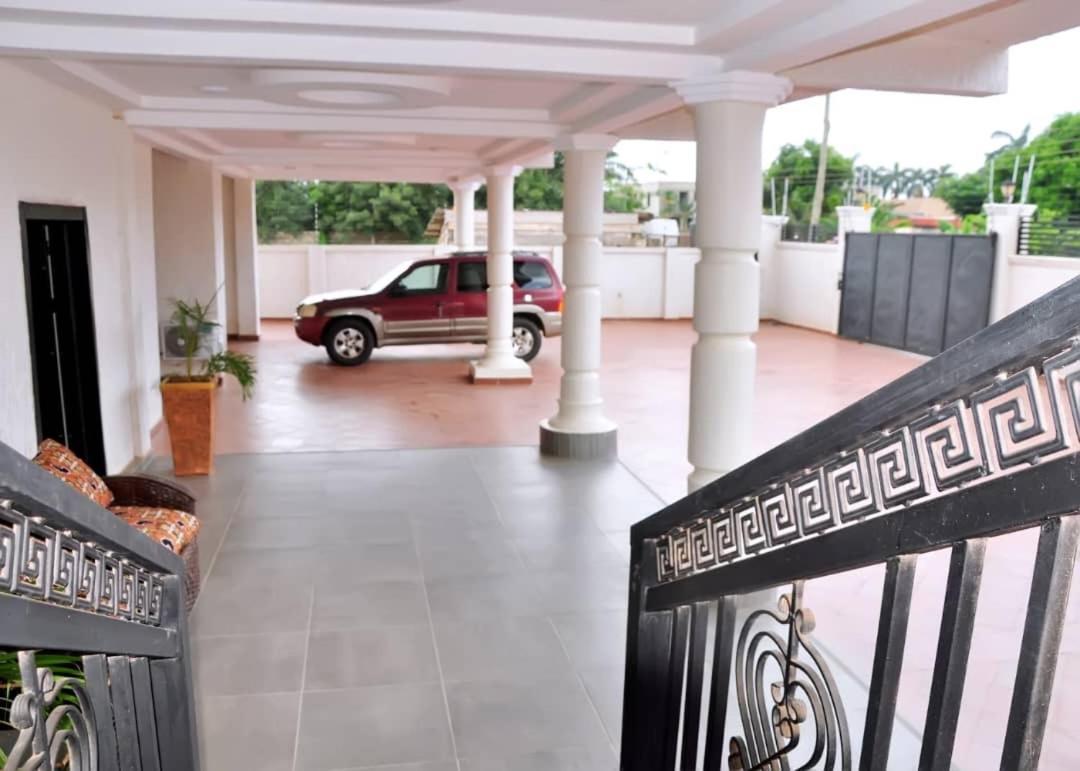 Hotel Queens Place à Accra Extérieur photo